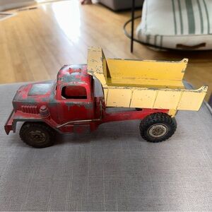 Die cast vintage dump truck
